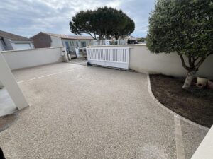 Allée en béton désactivé