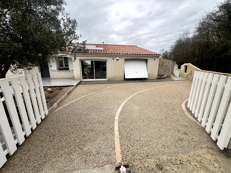 Réalisation béton lavé pour entrée de maison