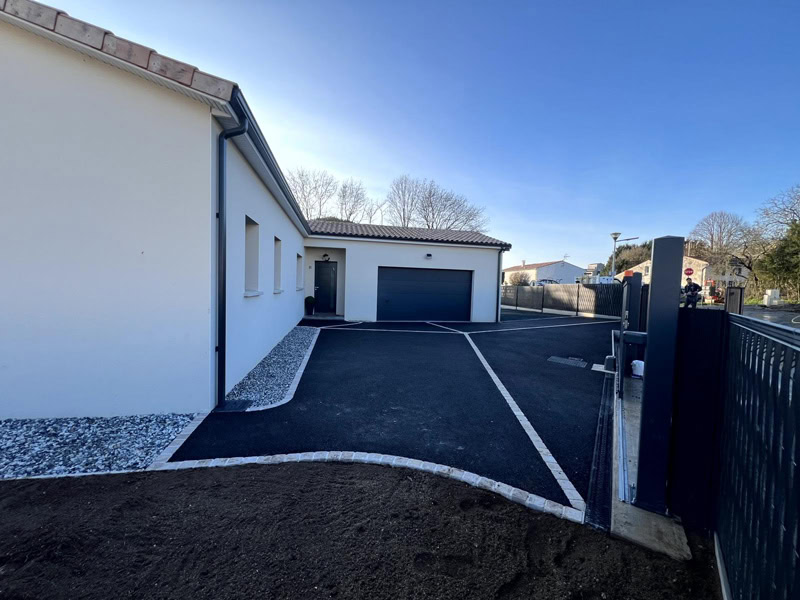 Aménagement extérieur entrée de maison et garage